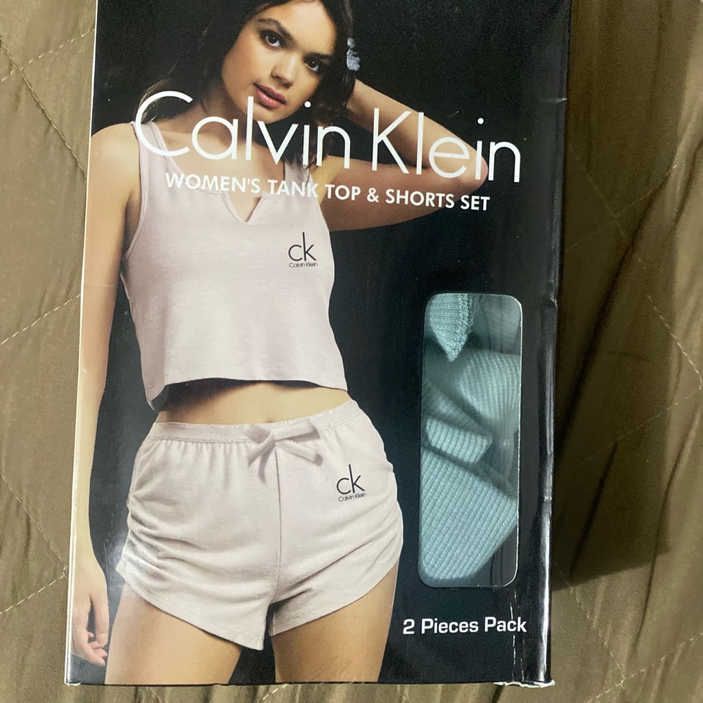 Calvin Klein
WOMEN'S TANK TOP & SHORTS SET